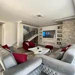 فيلة Mikeli *